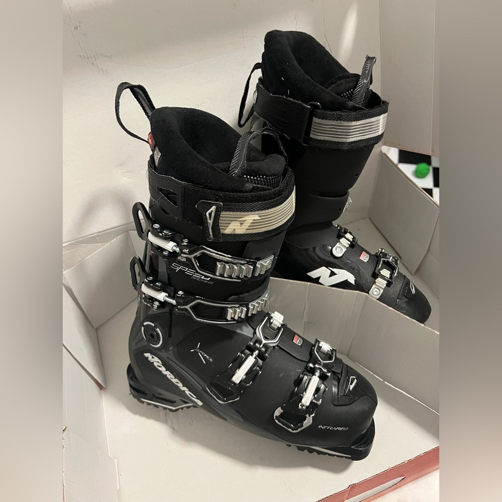 Nordica Beginner Ski Boots 26.5 Excellent Condition